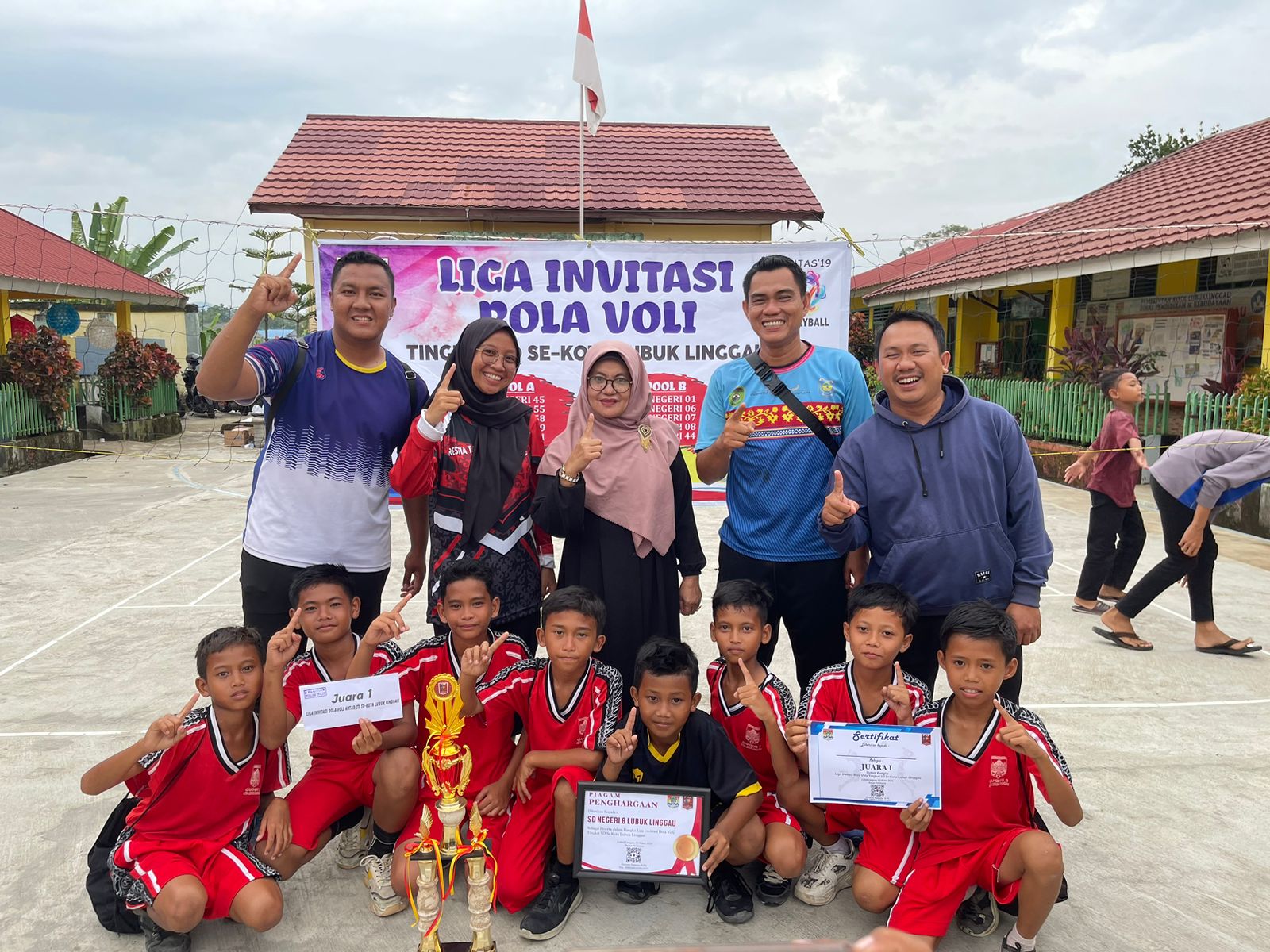 Membangun Keterampilan dan Karakter Melalui Bola Voli Anak SD
